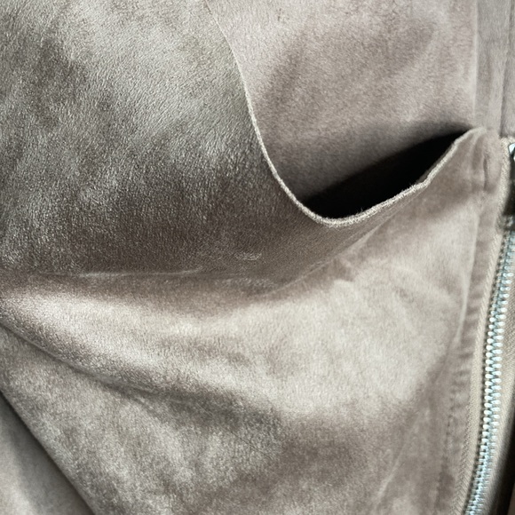 Vigoss brown zippered light suede jacket. - Picture 3 of 9